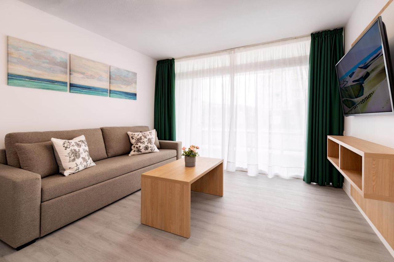 One-Bedroom Apartment Balcony,1154651067:JPEG
