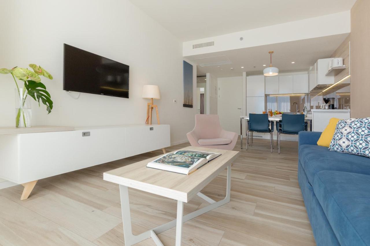 Apartment with Mountain View