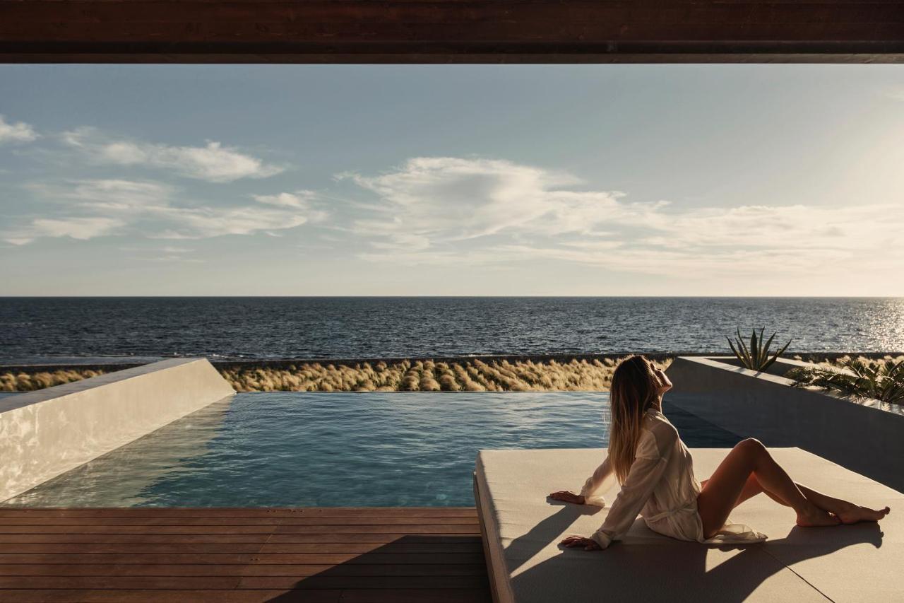 Relax Pool Suite Seafront