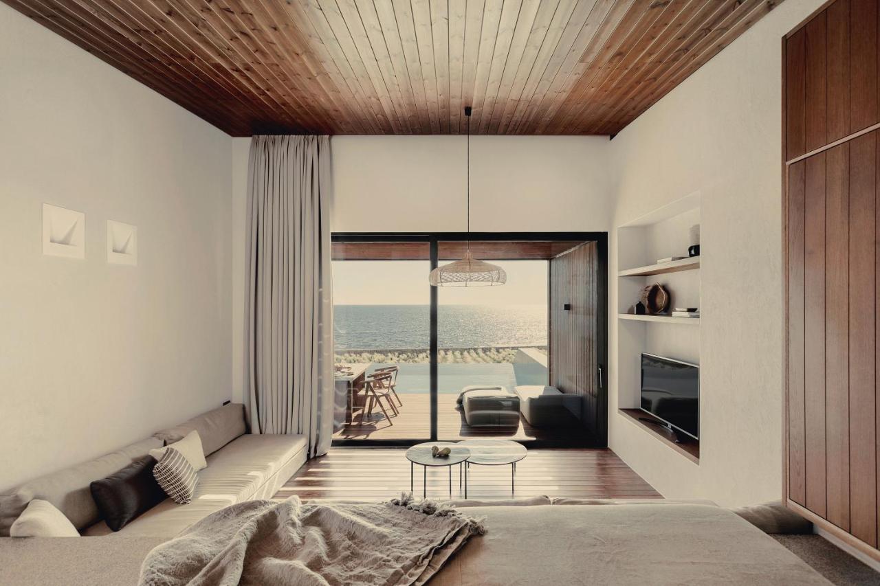 Grande Pool Suite Seafront