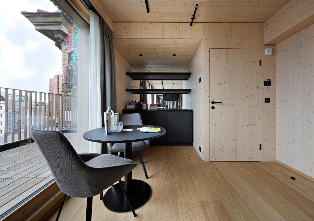 Großes Studio mit Küchenzeile und Terrasse