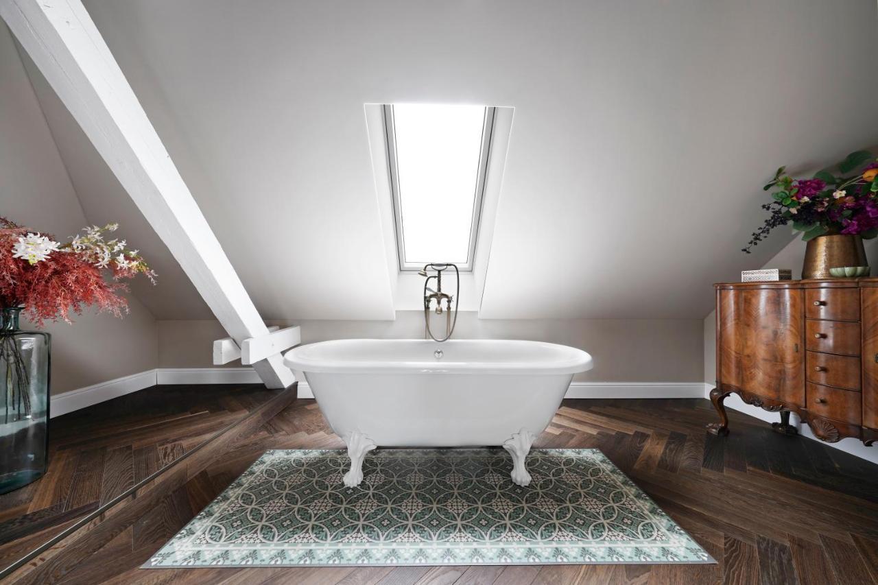 Extra großes Zimmer mit Badewanne