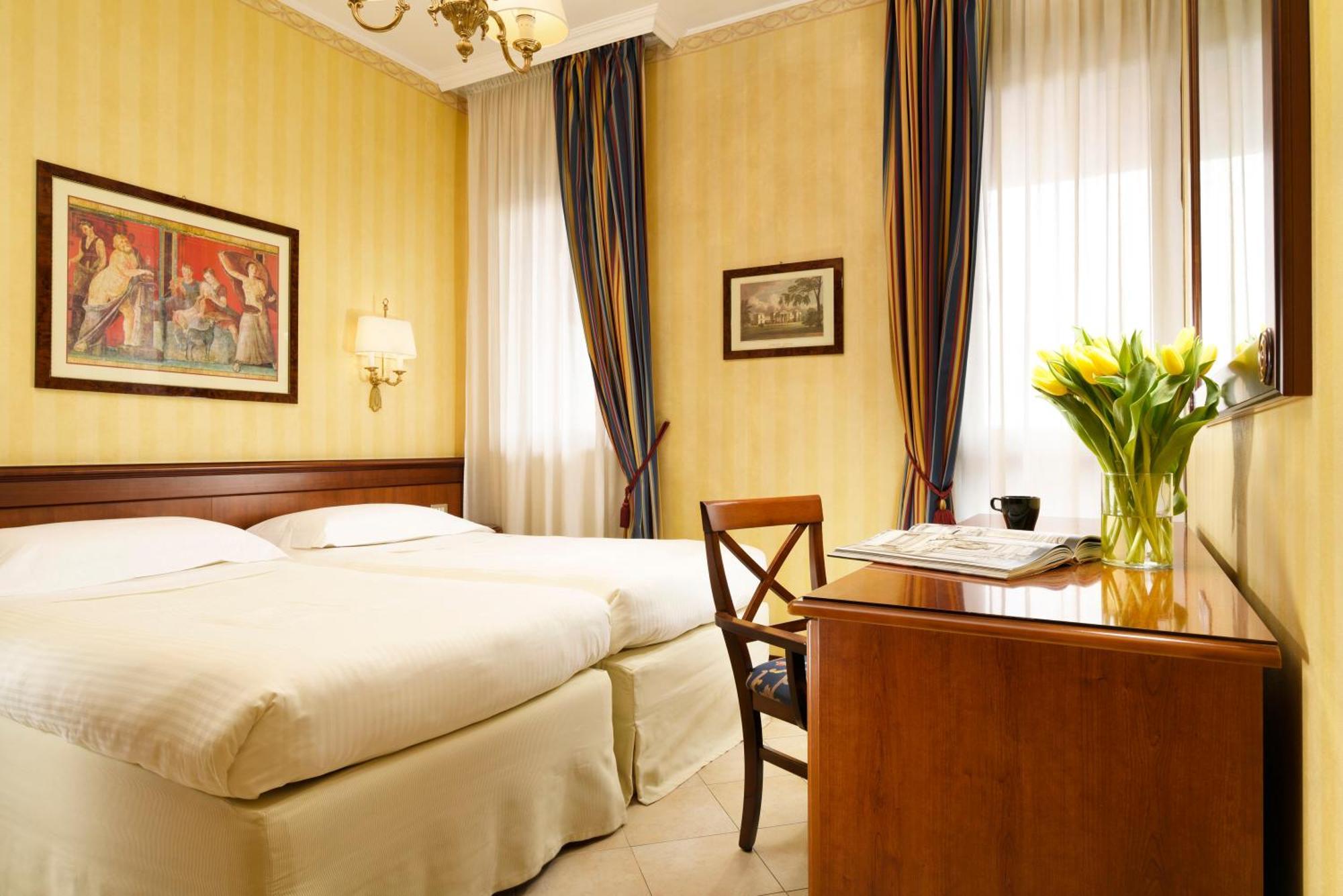 Camera Classic Matrimoniale con Divano-Letto