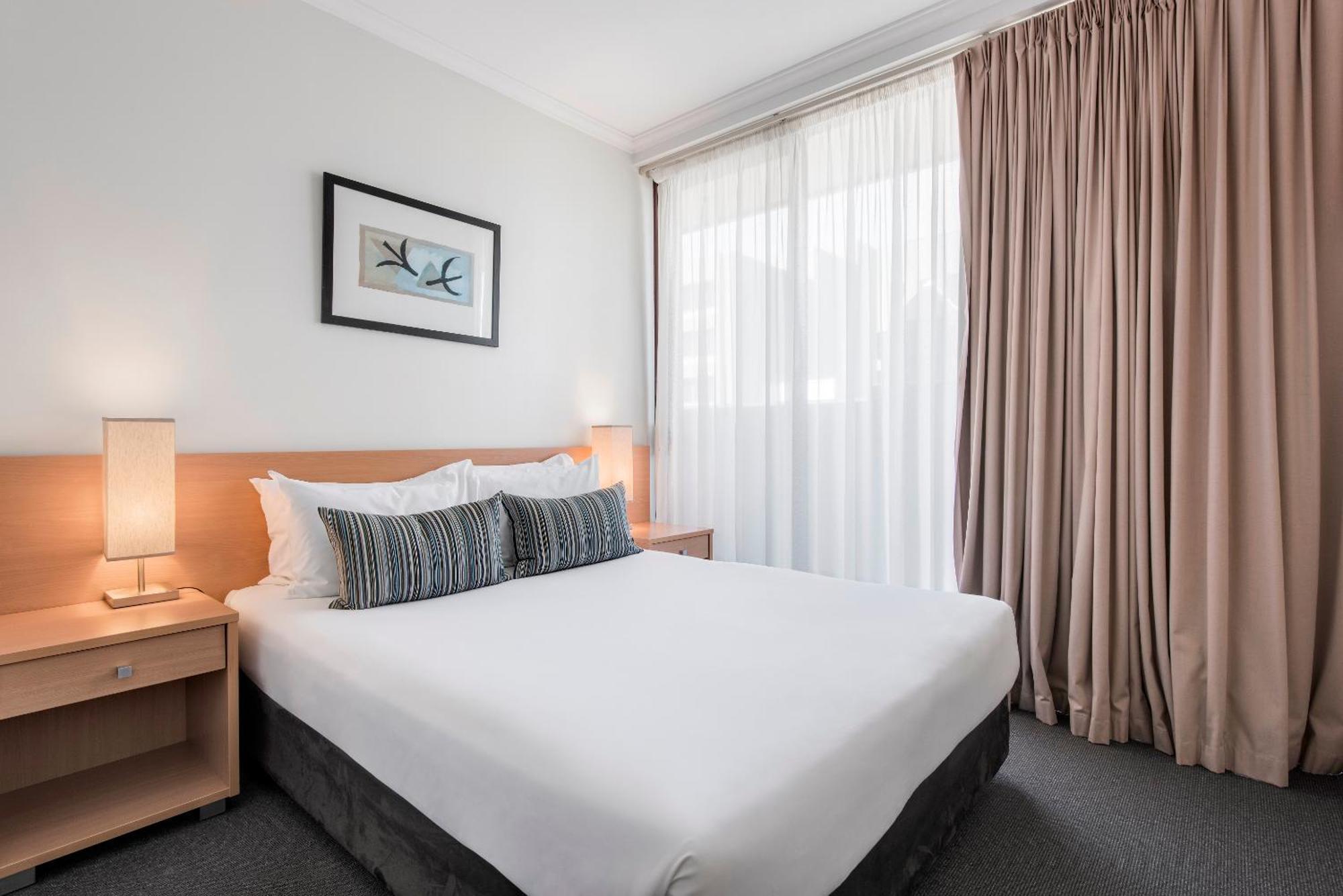 Three-Bedroom Apartment,1212484600:JPEG