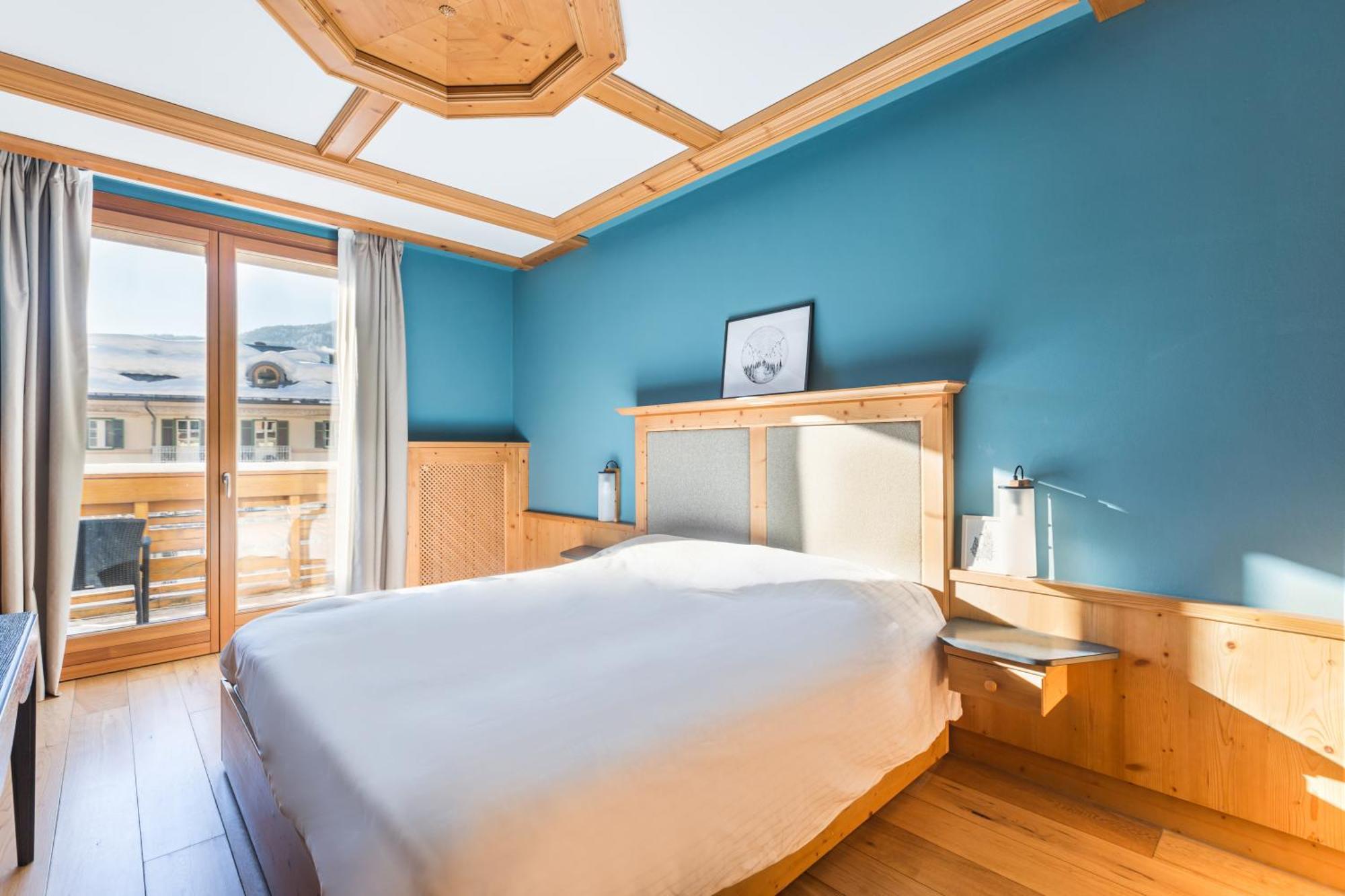 One-Bedroom Apartment with Tofane Mountain View and Balcony