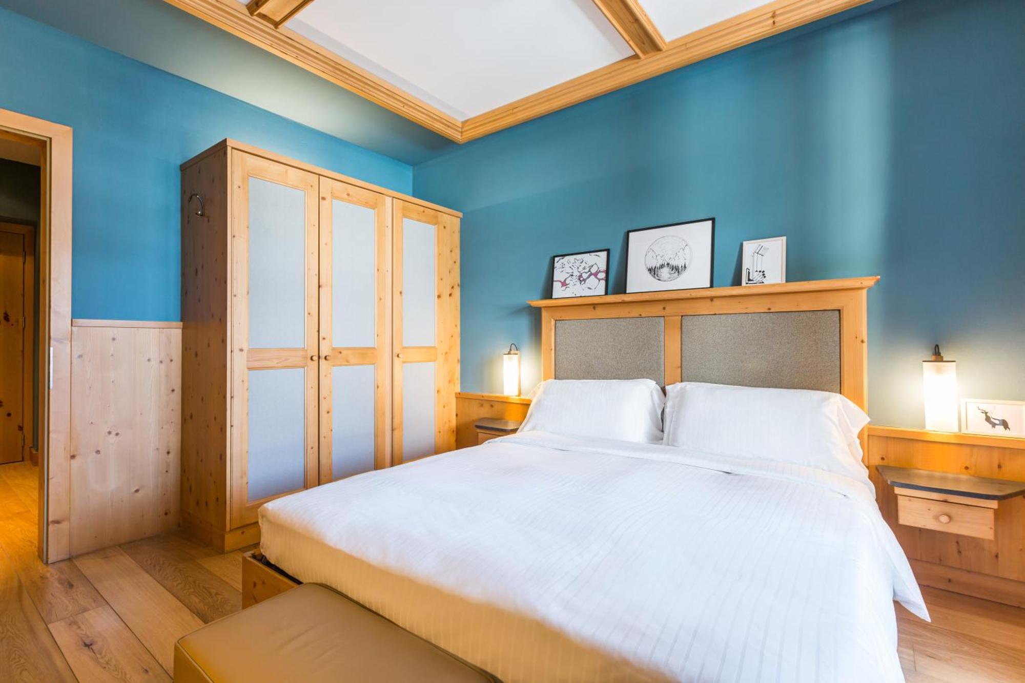 Two-Bedroom Apartment with Tofane Mountain View and Balcony