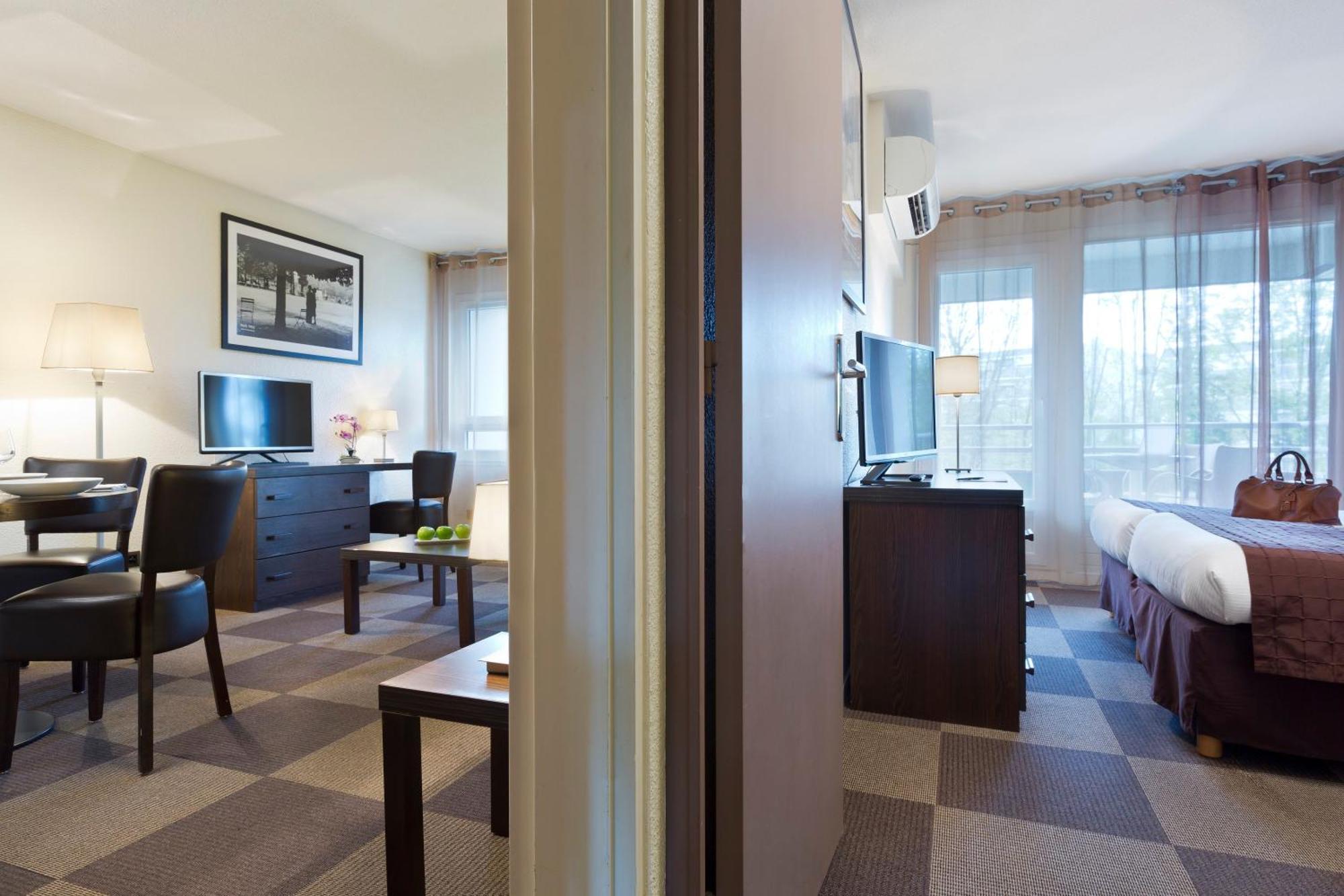 One-Bedroom Apartment with Park View