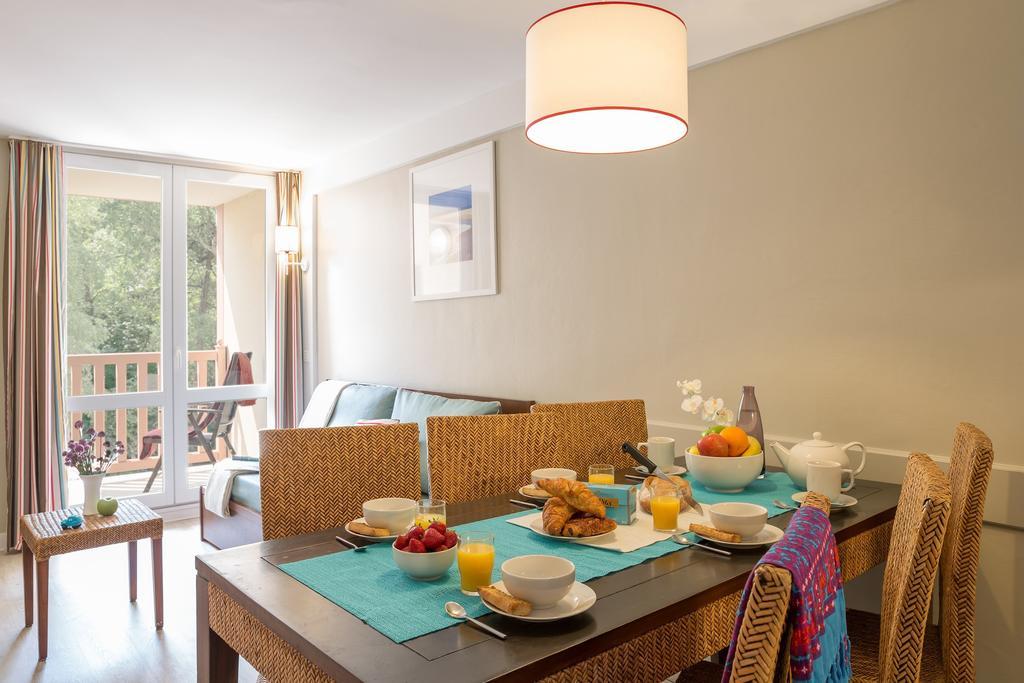 One-Bedroom Apartment with Sleeping Alcove and Terrace or Balcony (6 People)