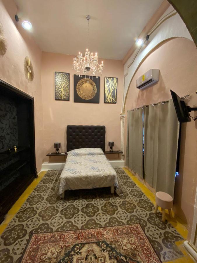 Habitación con cama grande