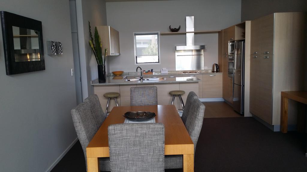 Deluxe One-Bedroom Suite Water Front