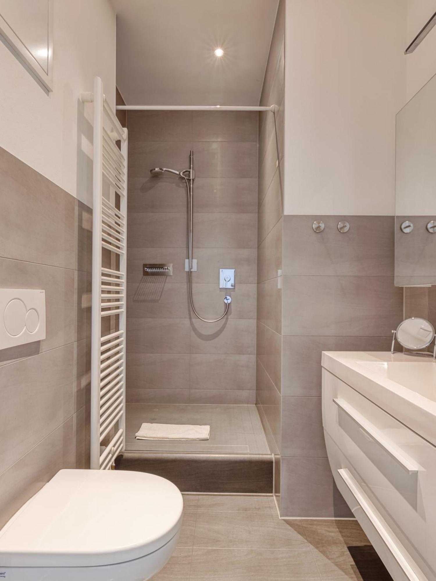 One-Bedroom Suite L