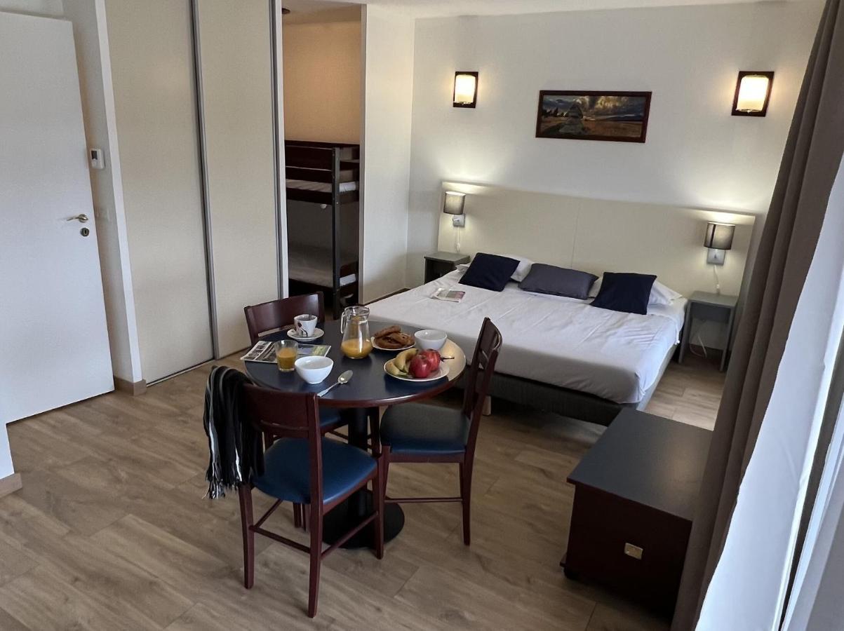 Estudio para 4 personas con zona de dormitorio y vistas a la montaña