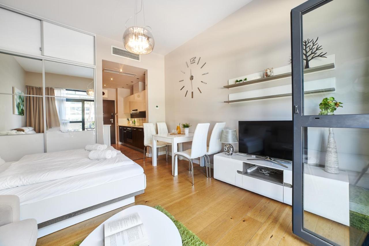 Studio Apartment A117 an exit to the swimming pool