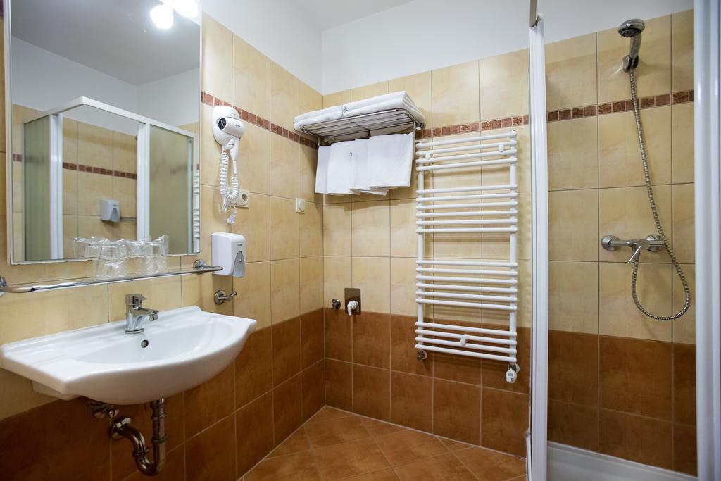 One-Bedroom Apartment,286442161:JPEG