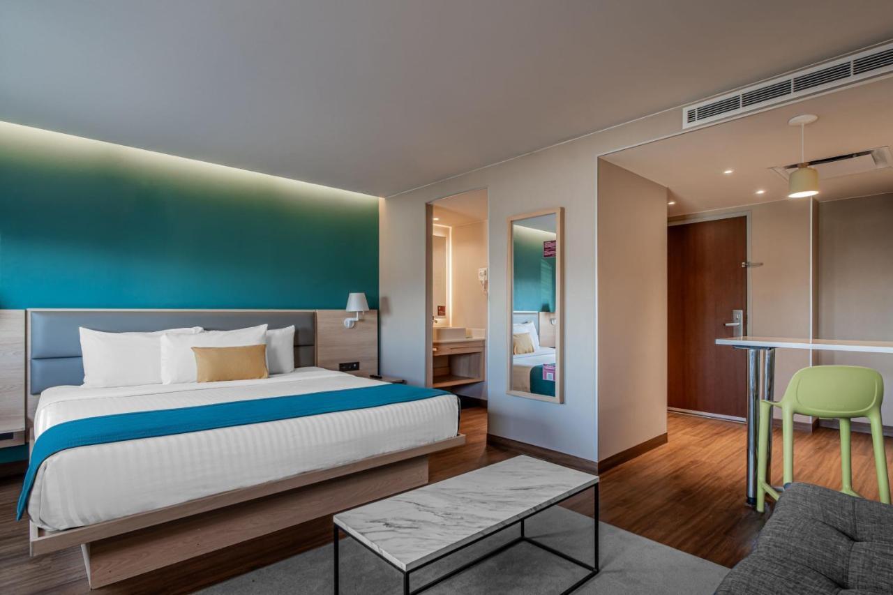Habitación con cama grande