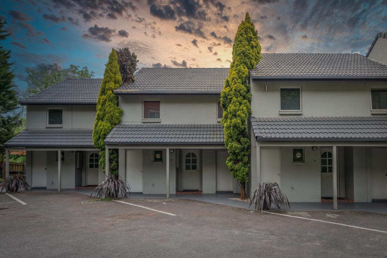 Three-Bedroom Apartment with Courtyard includes Free Parking and Wifi