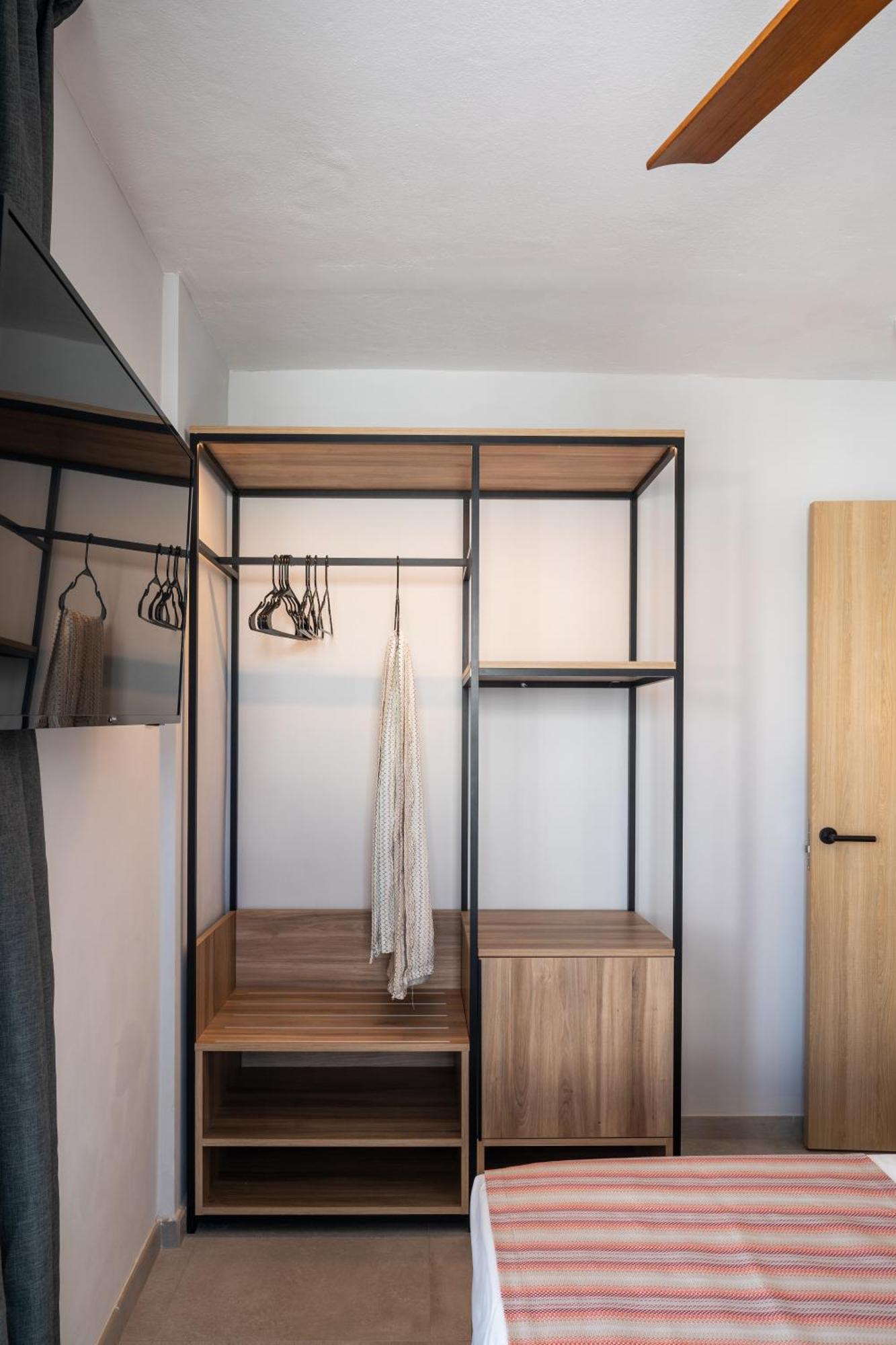 One-Bedroom Apartment Balcony,1529379916:JPEG