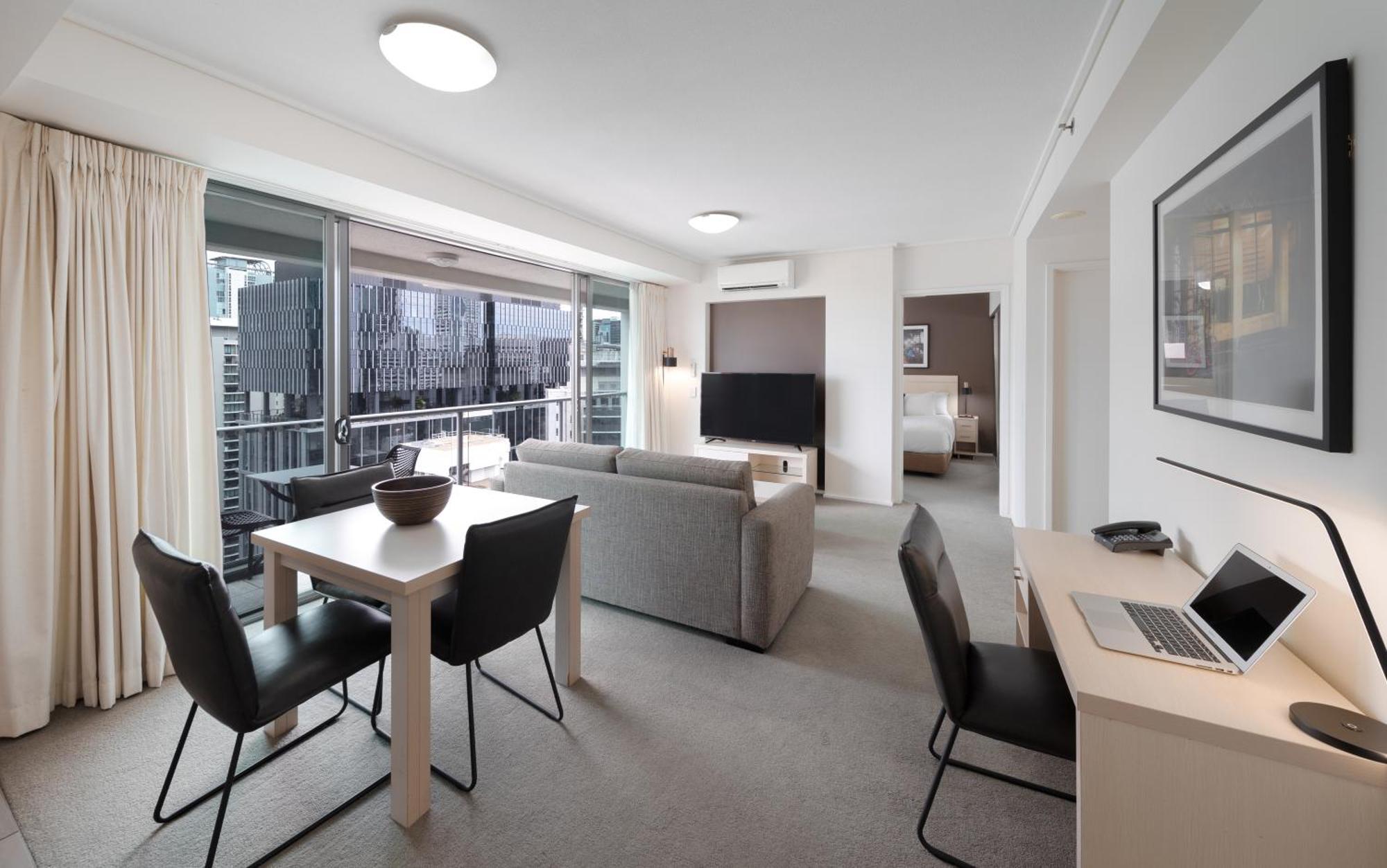 One-Bedroom Apartment Bridge View,1539820957:JPEG