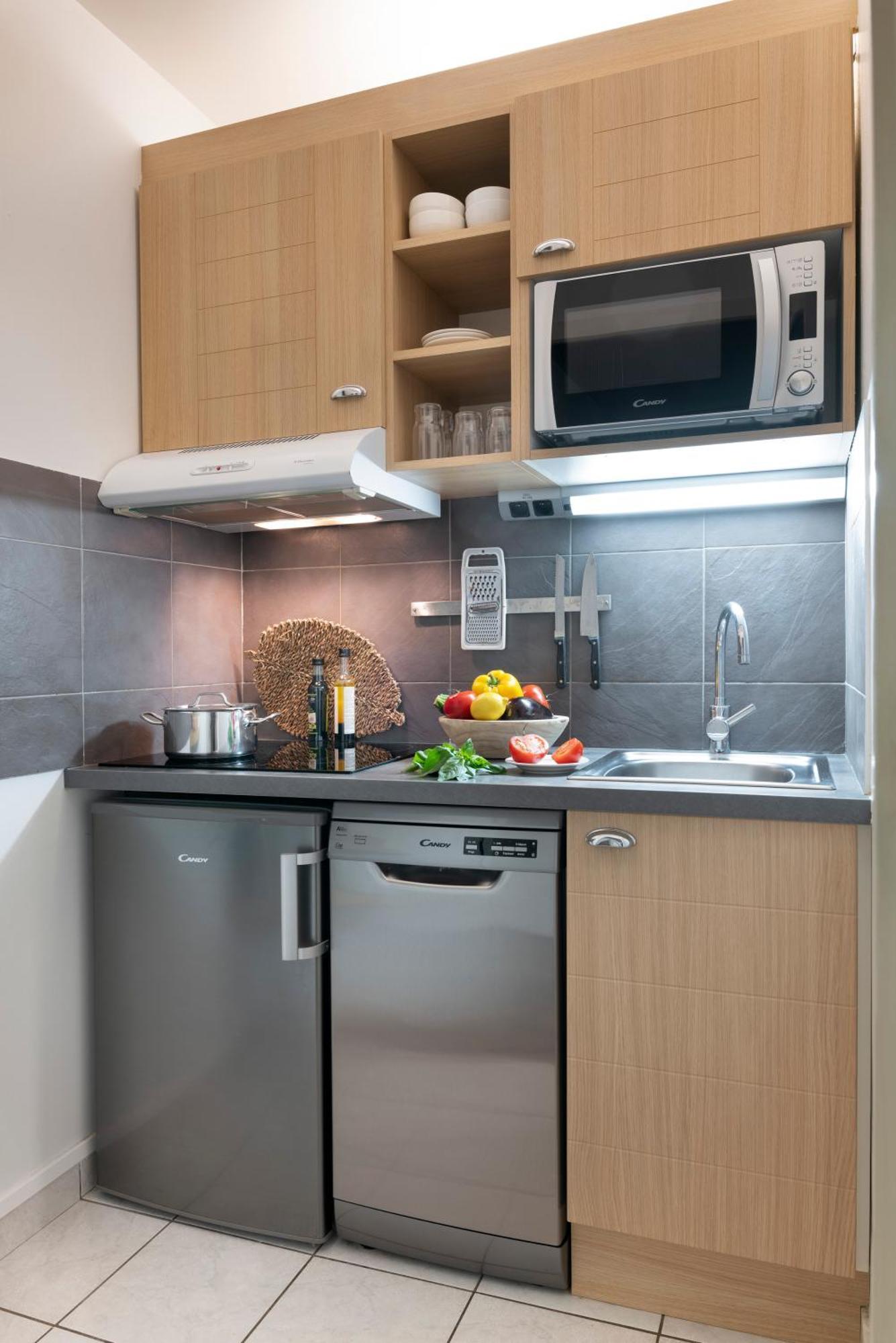 Large One-Bedroom Apartment Balcony,1543419262:JPEG