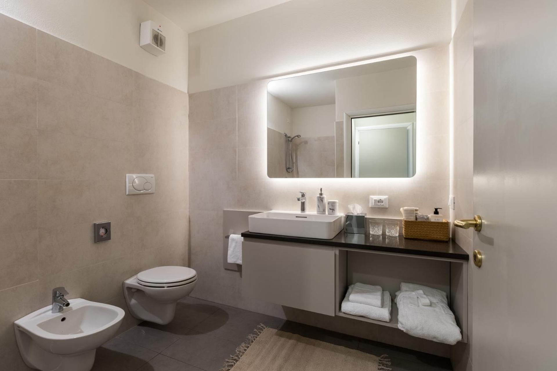 Appartamento Deluxe con 2 Camere da Letto, Vista Lago e Balcone