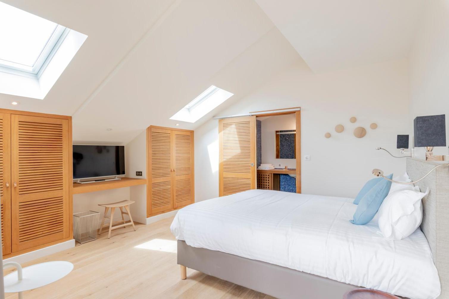 Suite on City Side,1593863903:JPEG