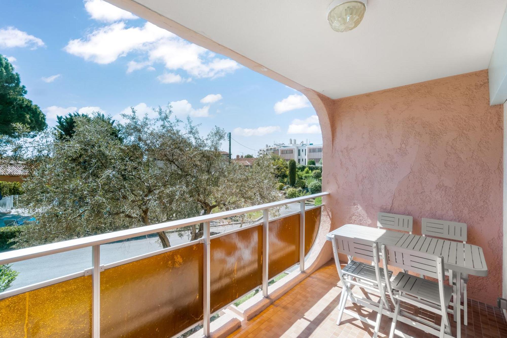 Pool & Garden View Apartment