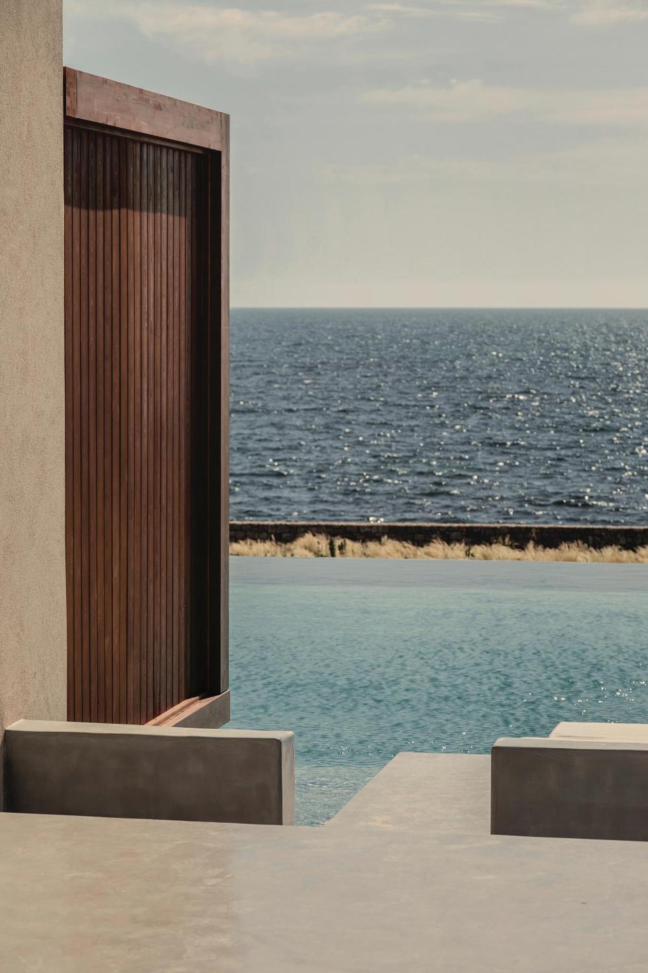 Grande Pool Suite Seafront