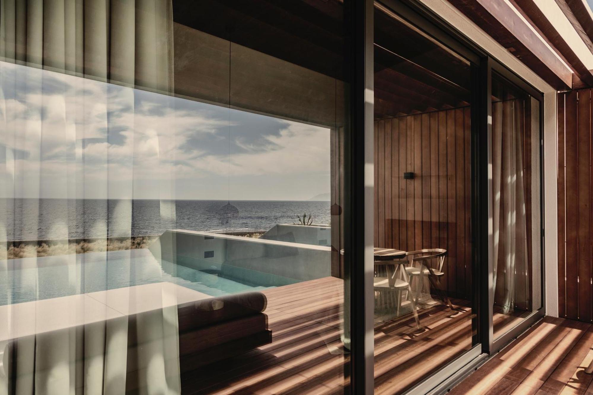 Relax Pool Suite Seafront