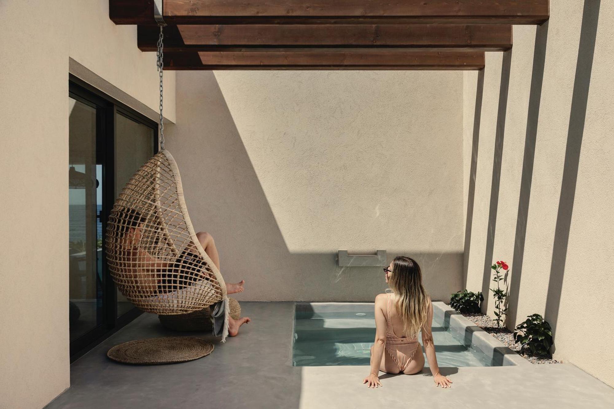 Signature Pool Suite Outdoor Whirlpool Bath Seafront