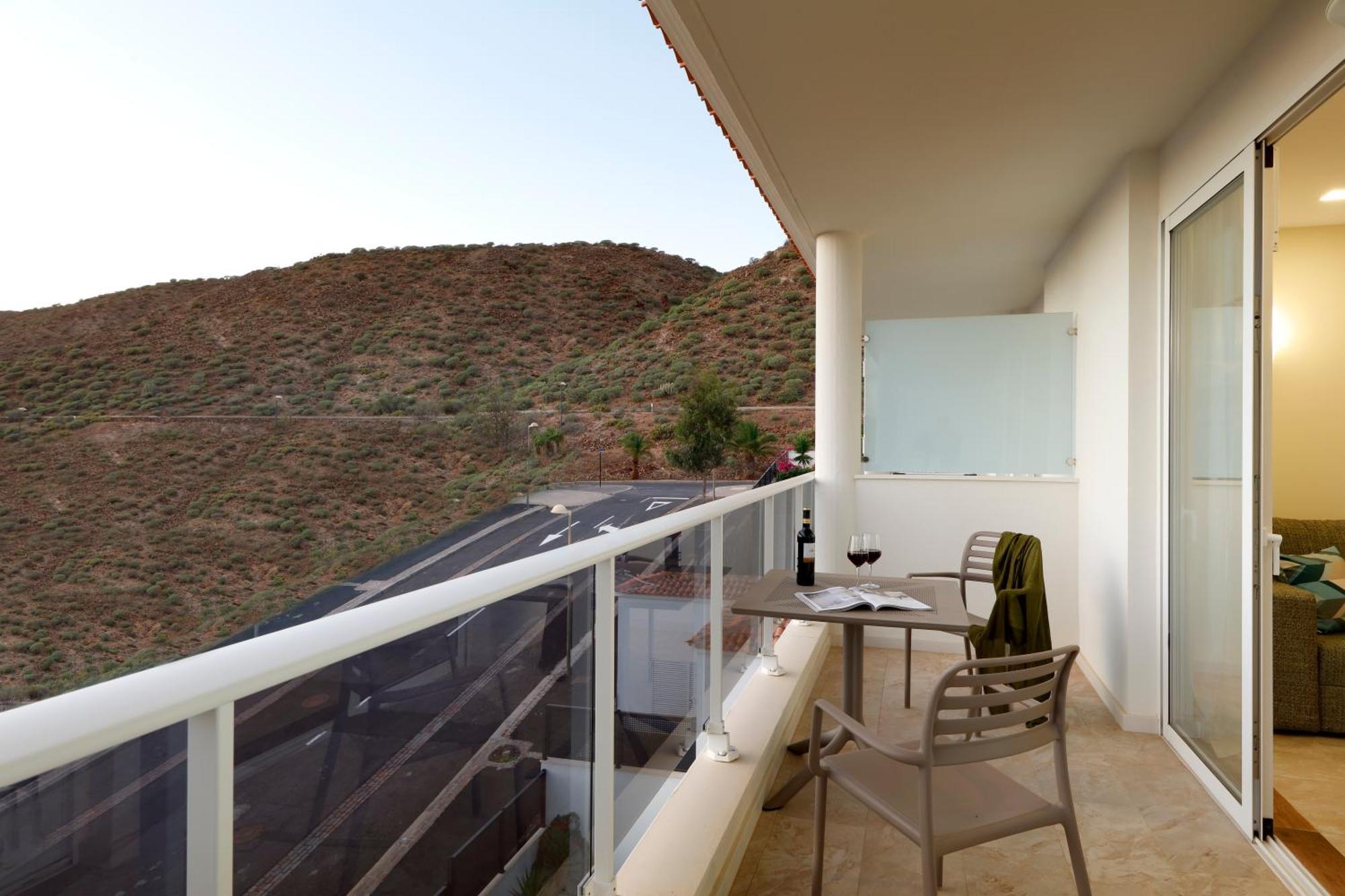 One-Bedroom Apartment Balcony,1531804027:JPEG
