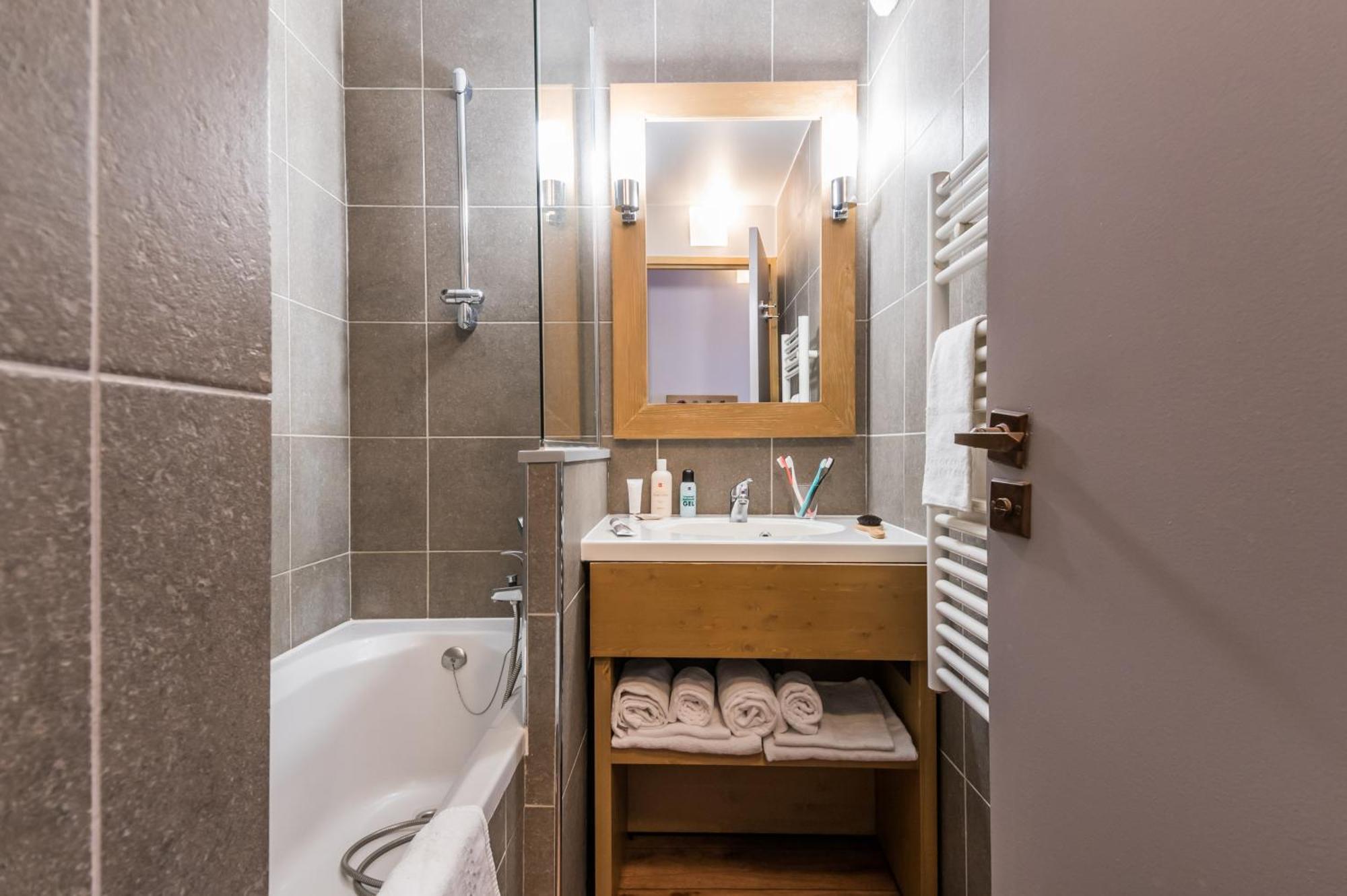 One-Bedroom Apartment with Sleeping Alcove (6 People) - South Side,1592052048:JPEG