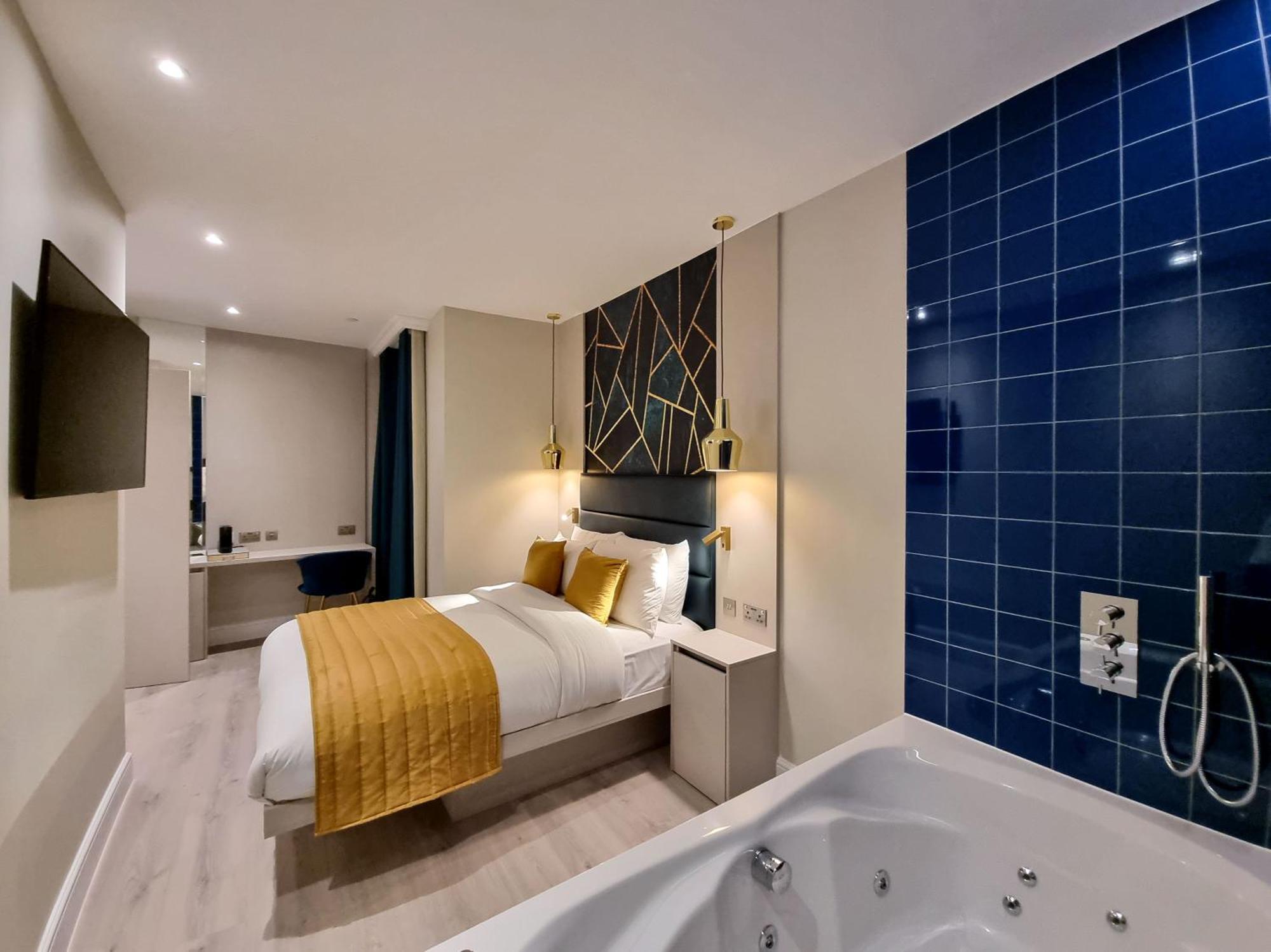Signature Jacuzzi Suite