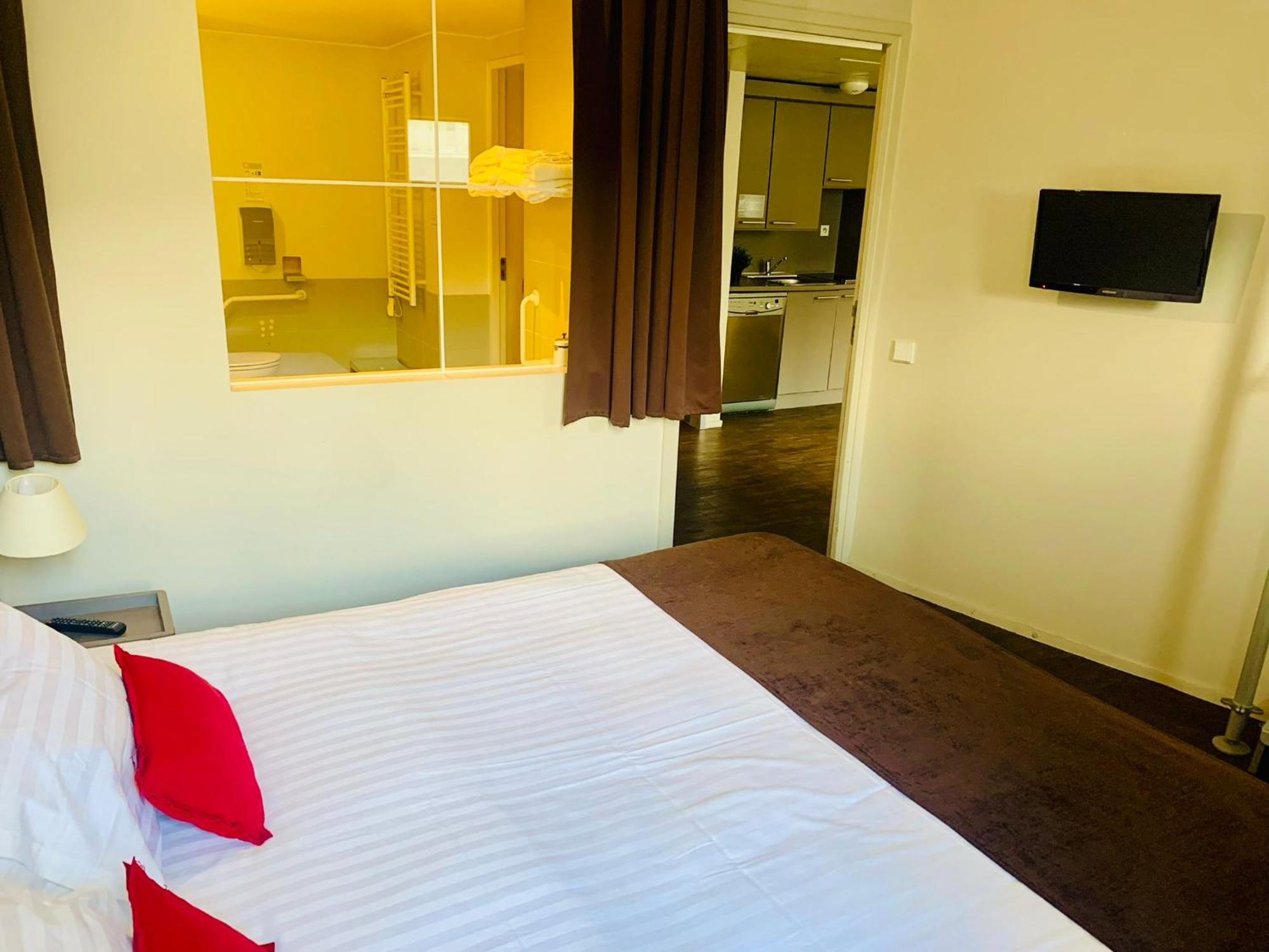 Executive Suite,1599681187:JPEG