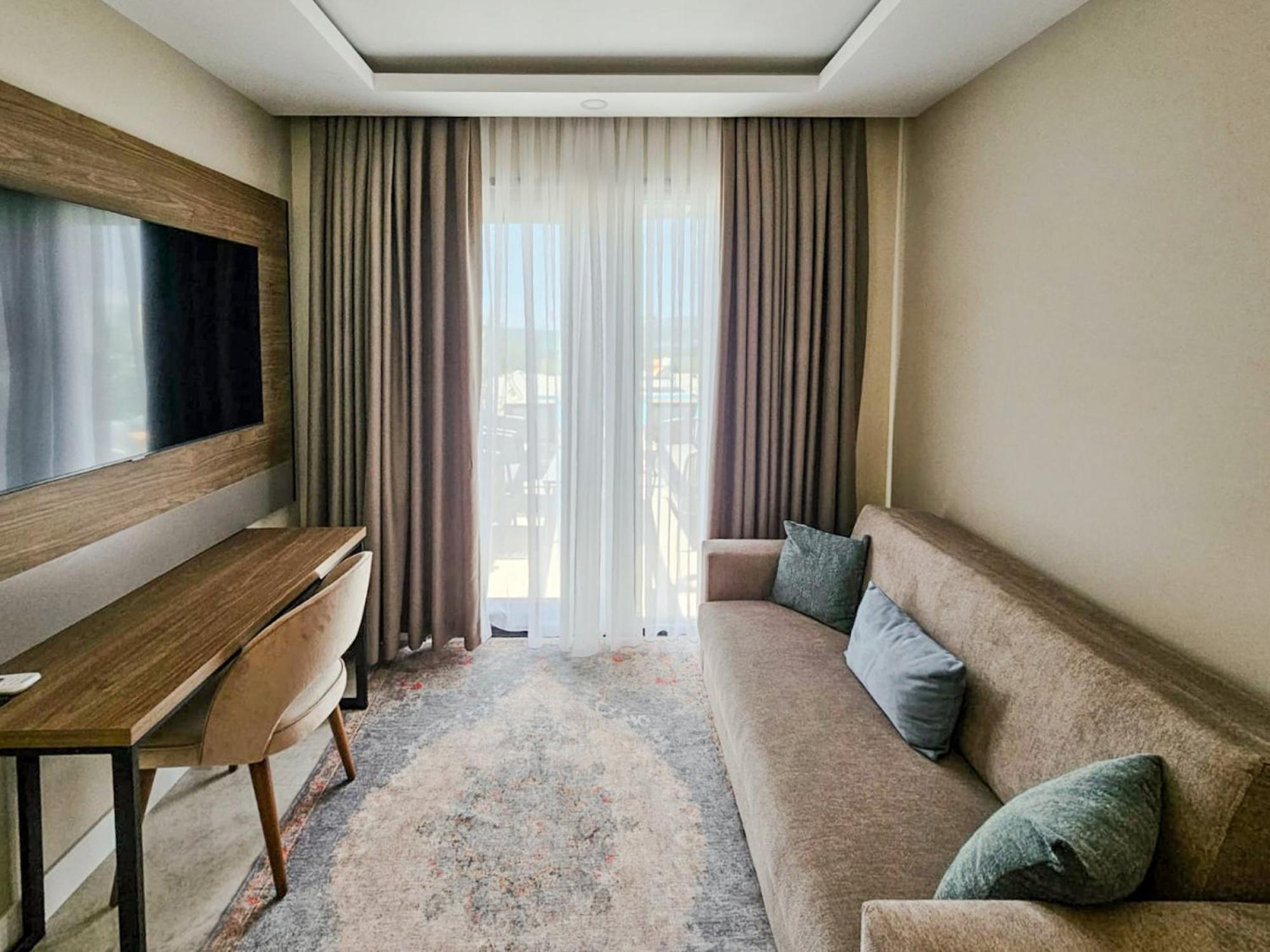 Corner Room with Seaview - Direct Access to Pool