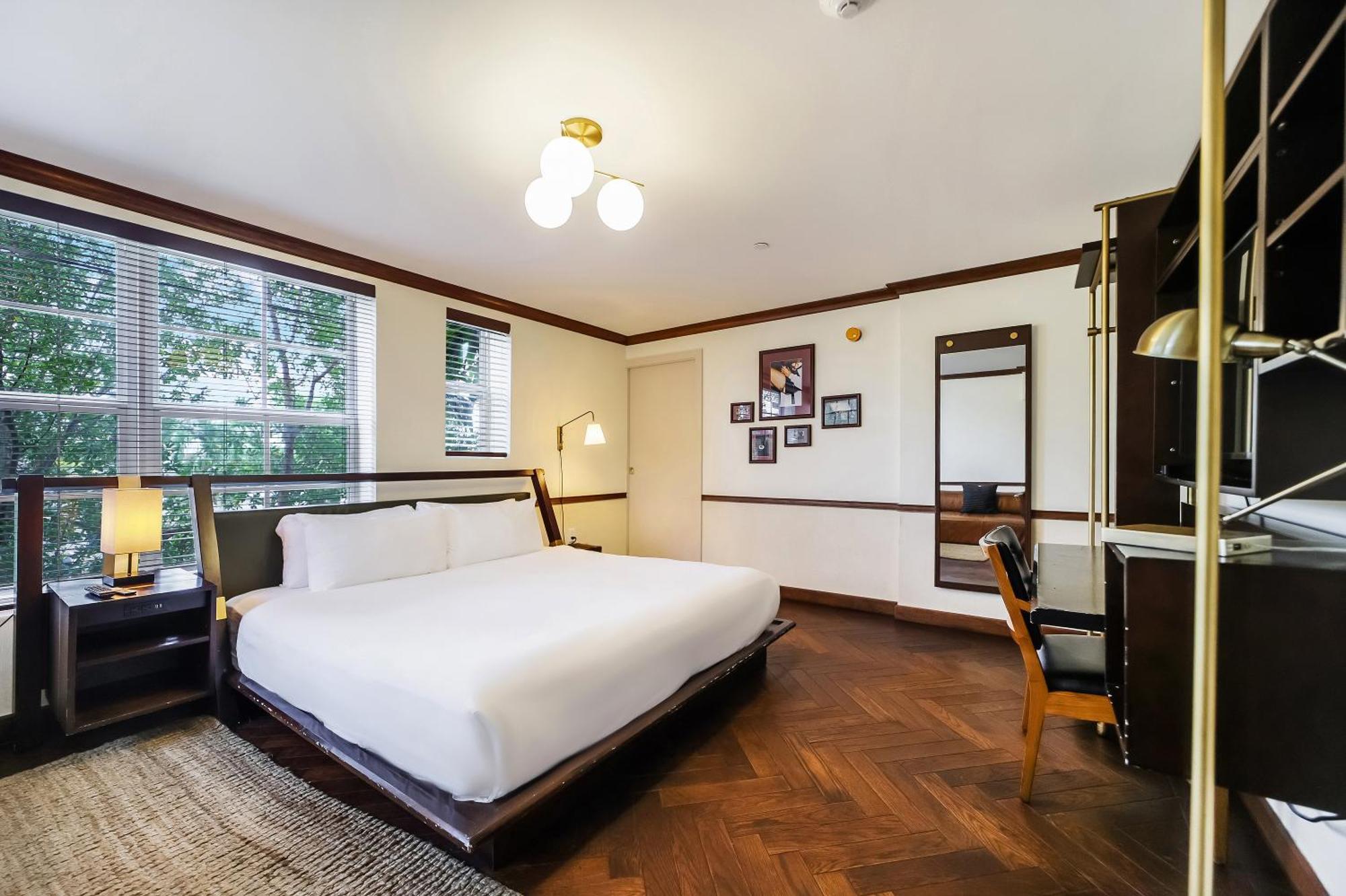 Deluxe King Suite,1621740518:JPEG