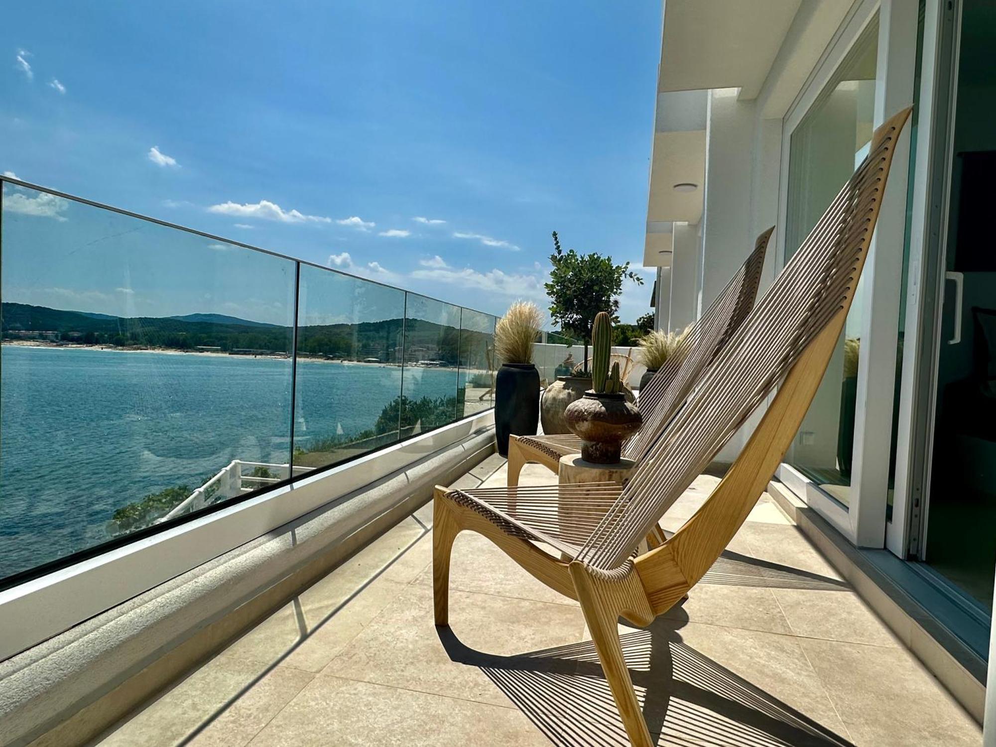 One-Bedroom Apartment Sea View