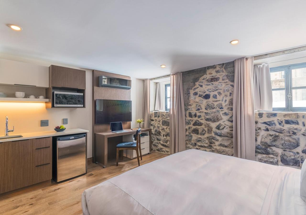 Deluxe Quadruple Studio – Semi-Basement