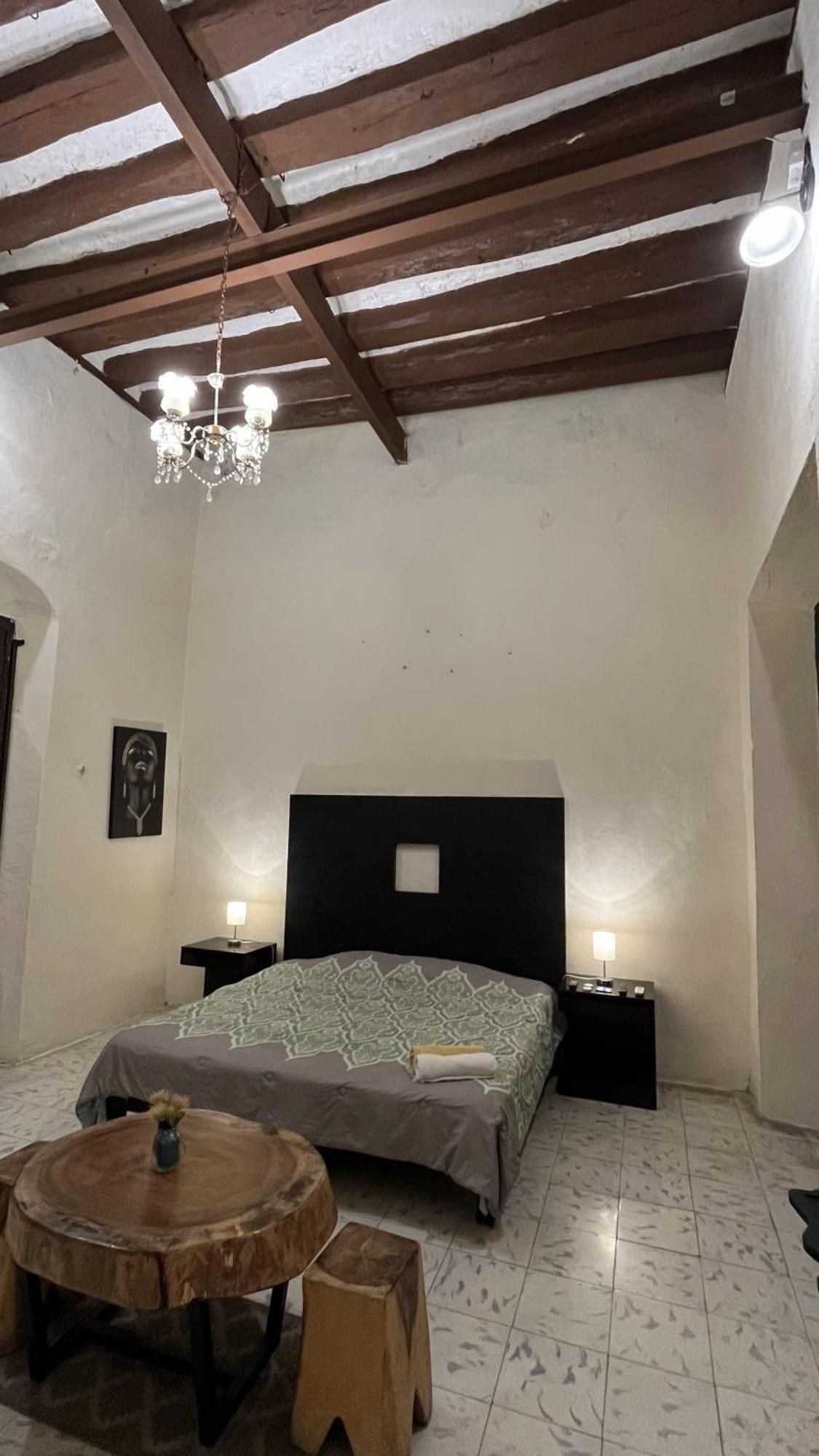 Habitación con cama extragrande y balcón