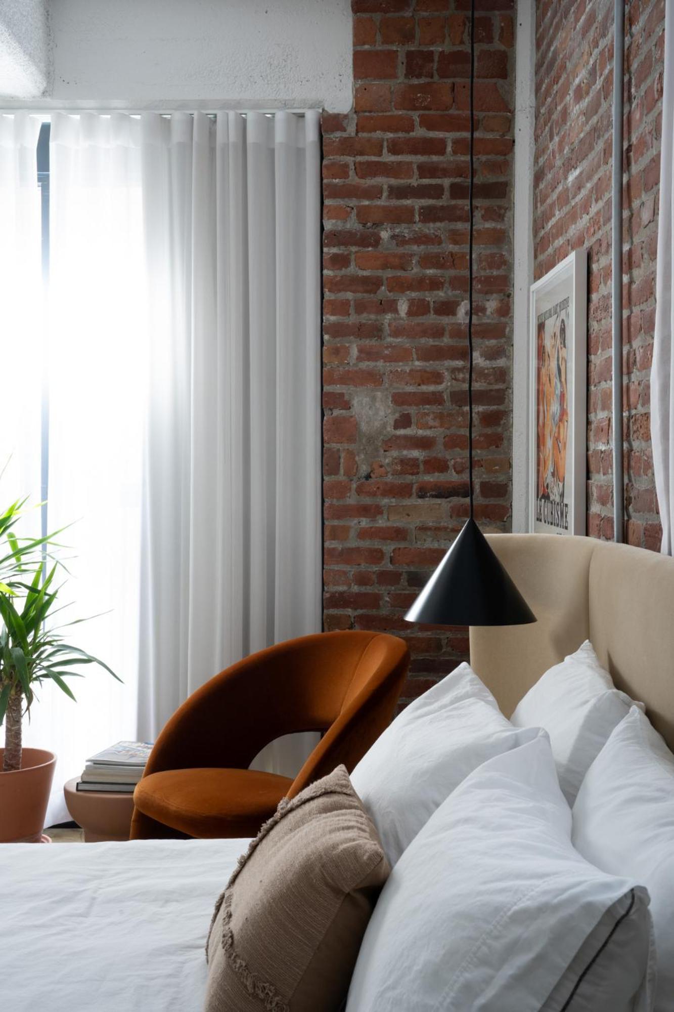 Room 102,1663784633:JPEG