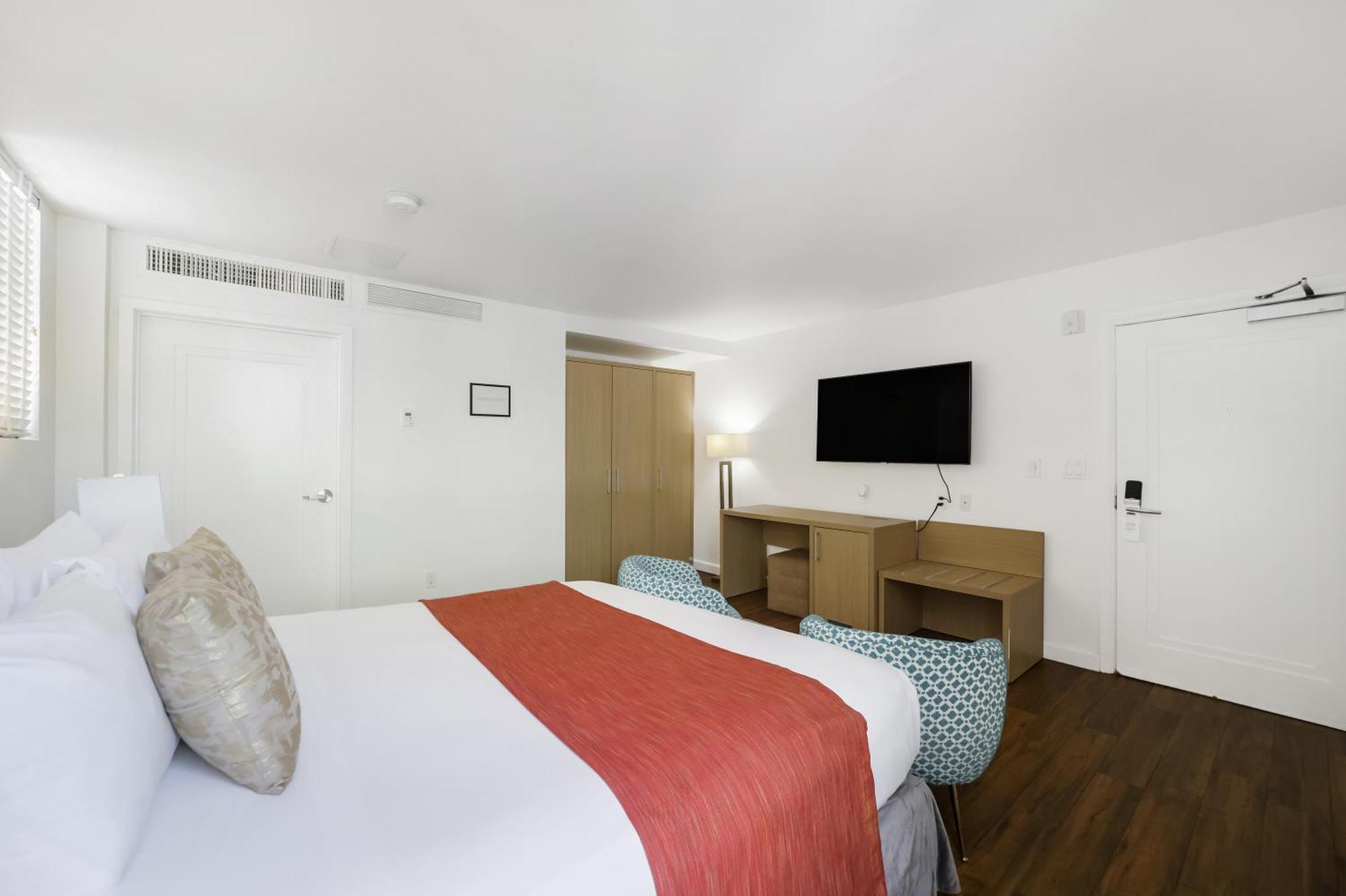 Deluxe King Room Self Check