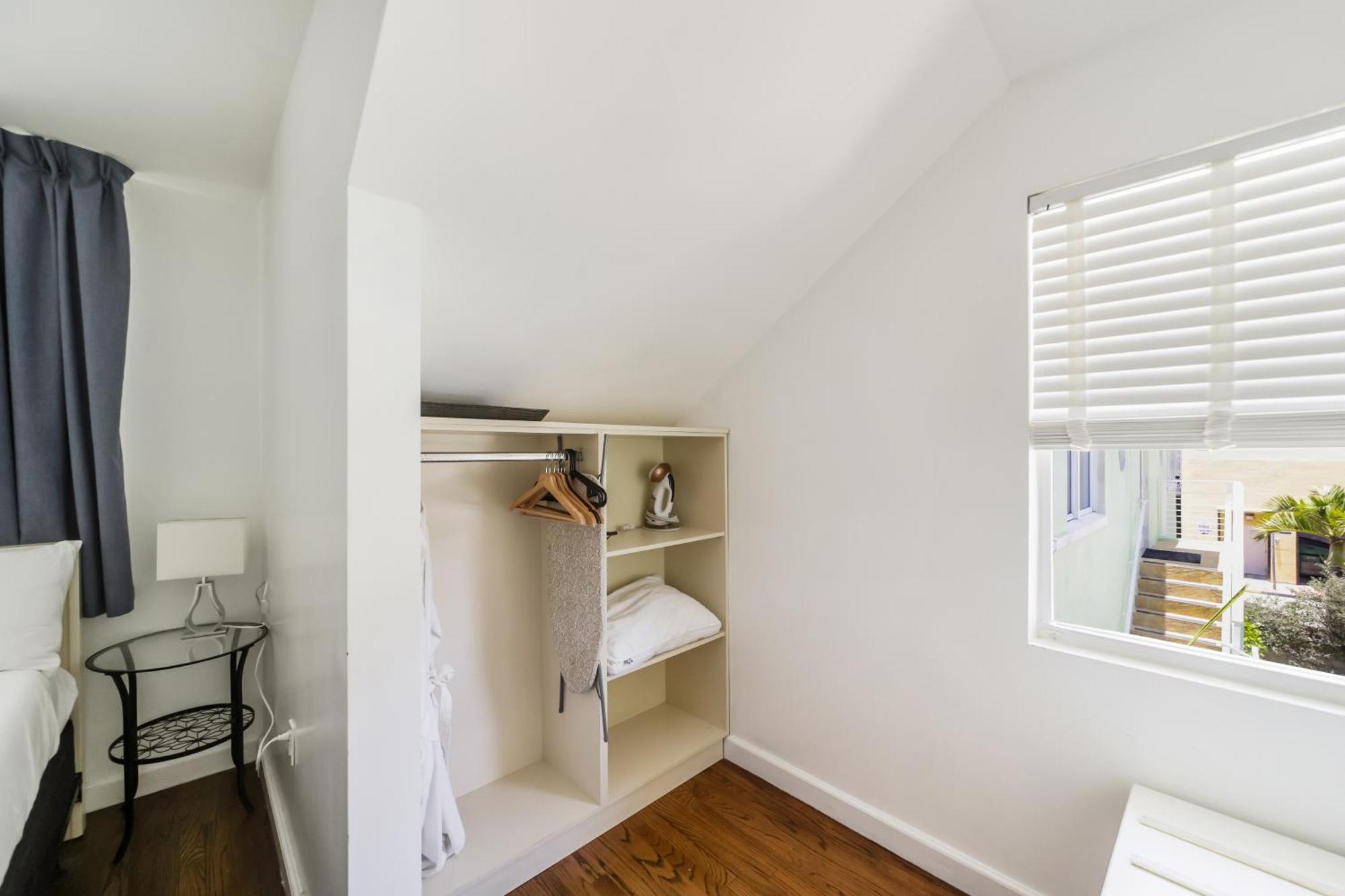 Two-Bedroom Apartment Full Kitchen Self Check