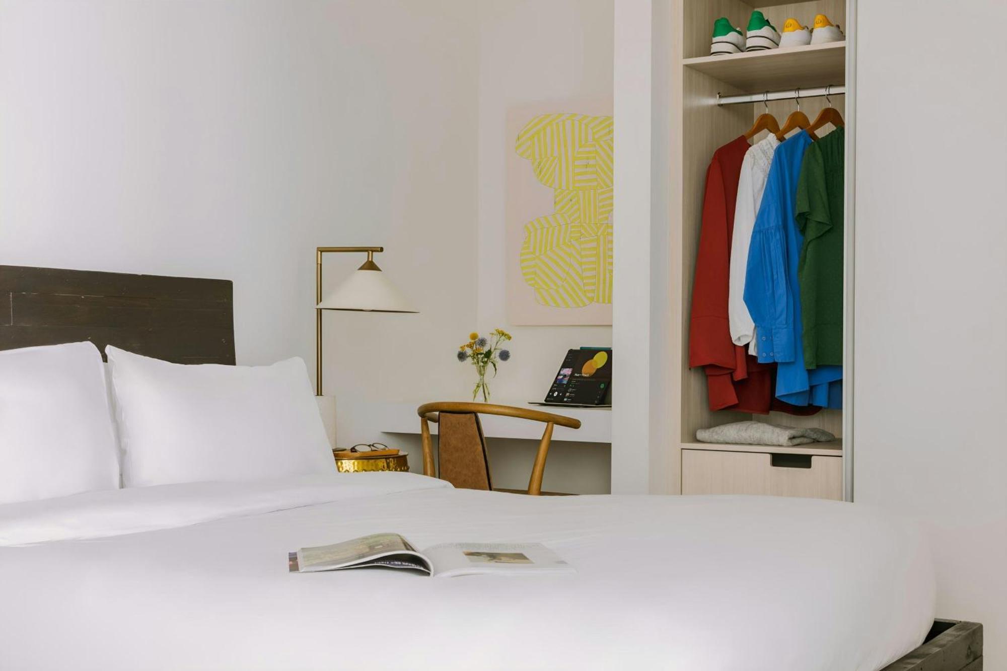 One-Bedroom Apartment Balcony City View