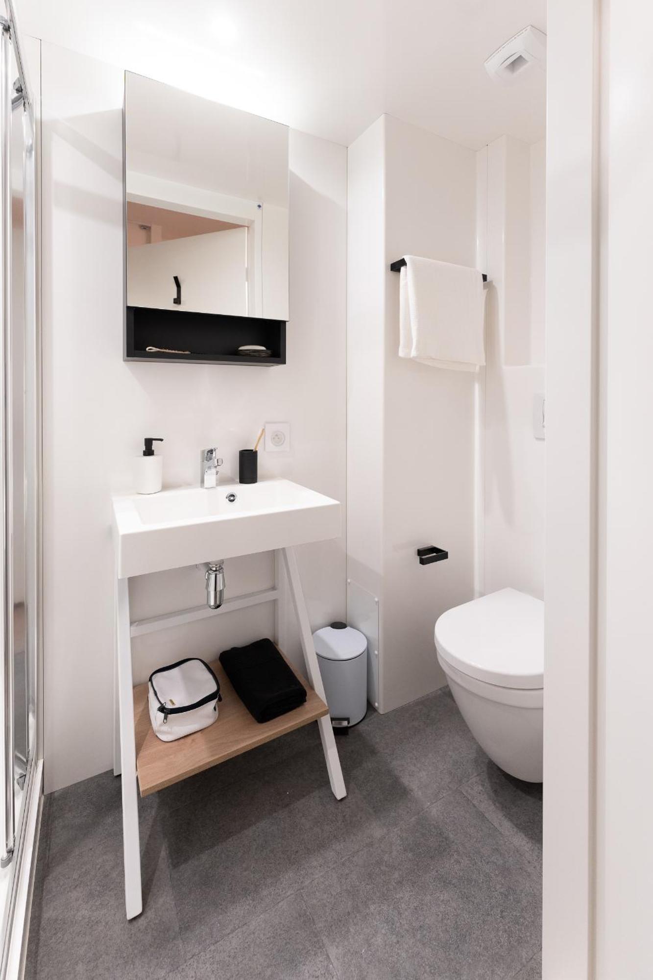 Single Room Bathroom,1674832120:JPEG