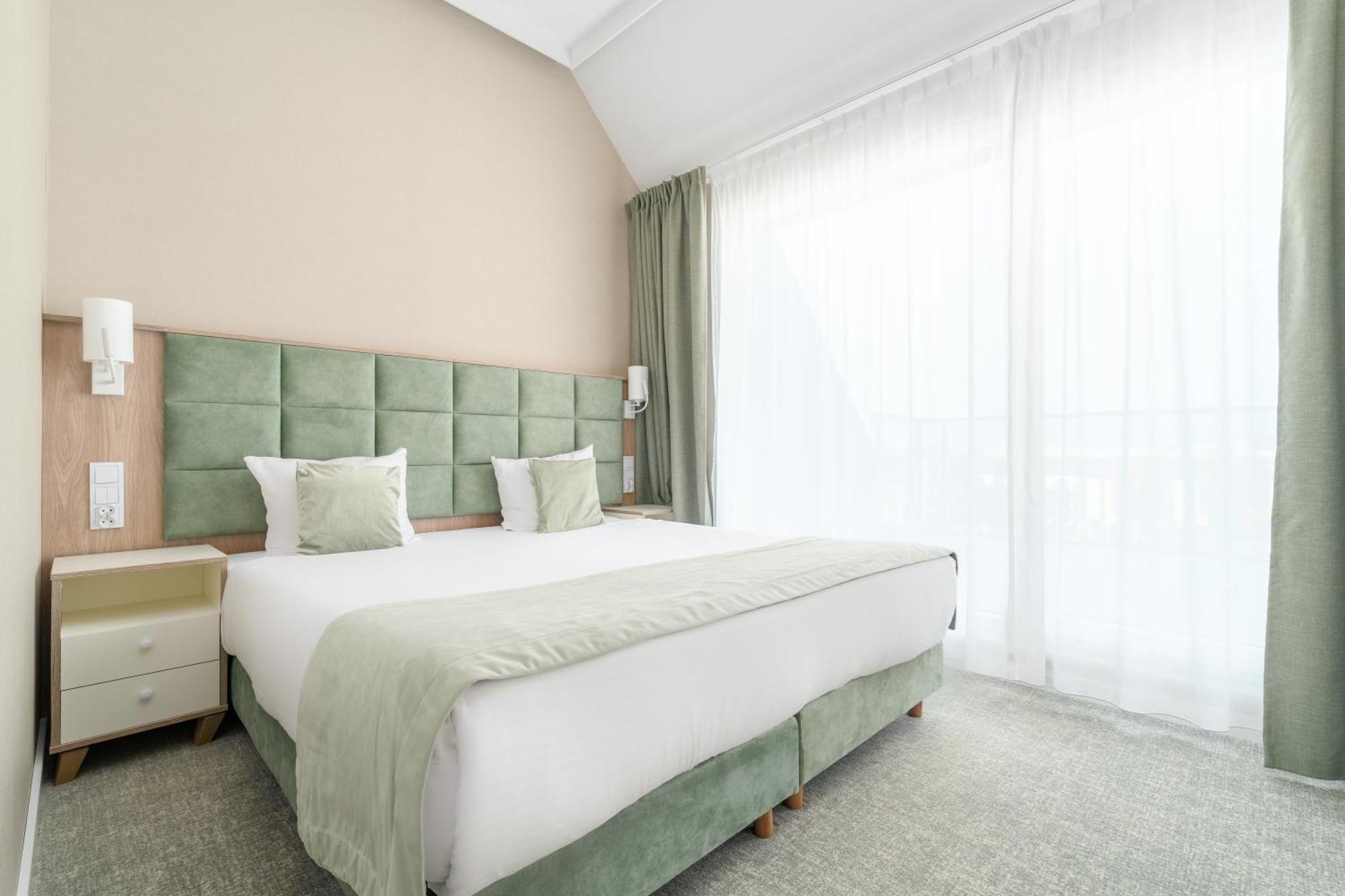 Deluxe One-Bedroom Apartment