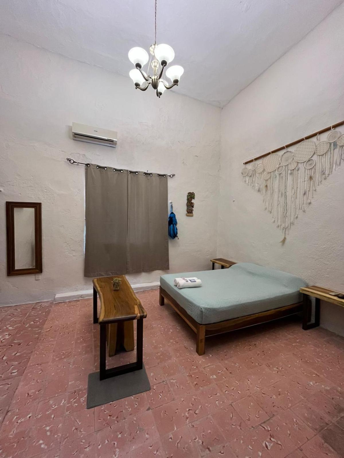Habitación con cama grande