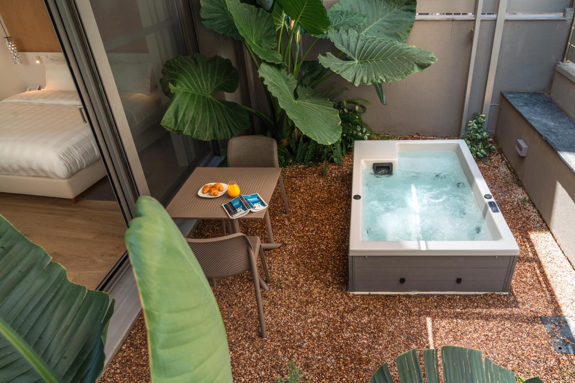 One-Bedroom Apartment with Private Garden and Hot Tub