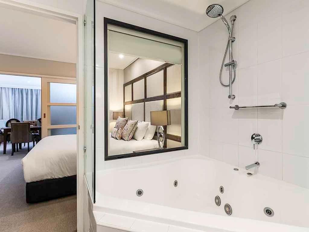 One-Bedroom Apartment with One King Bed