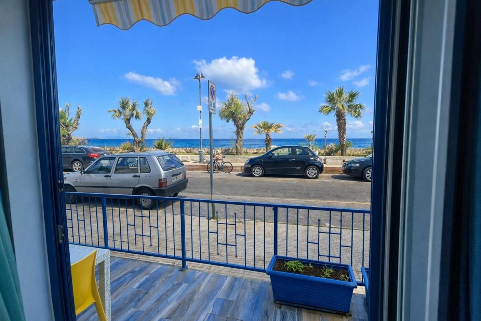 Apartment with Terrace and lateral Sea View