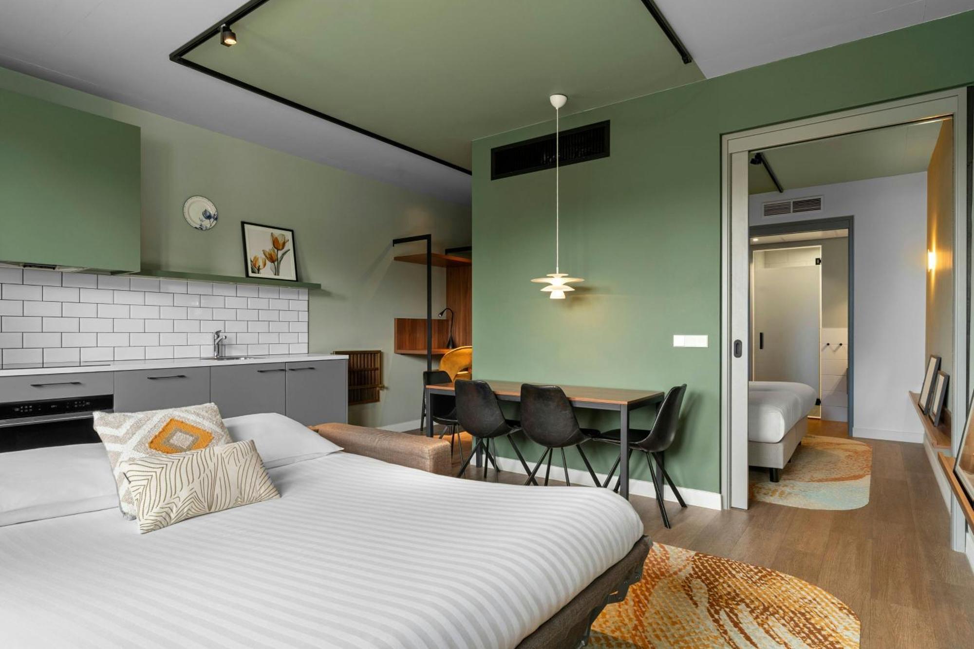 Family One-Bedroom Apartment One King Bed Sofa Bed,1747223021:JPEG
