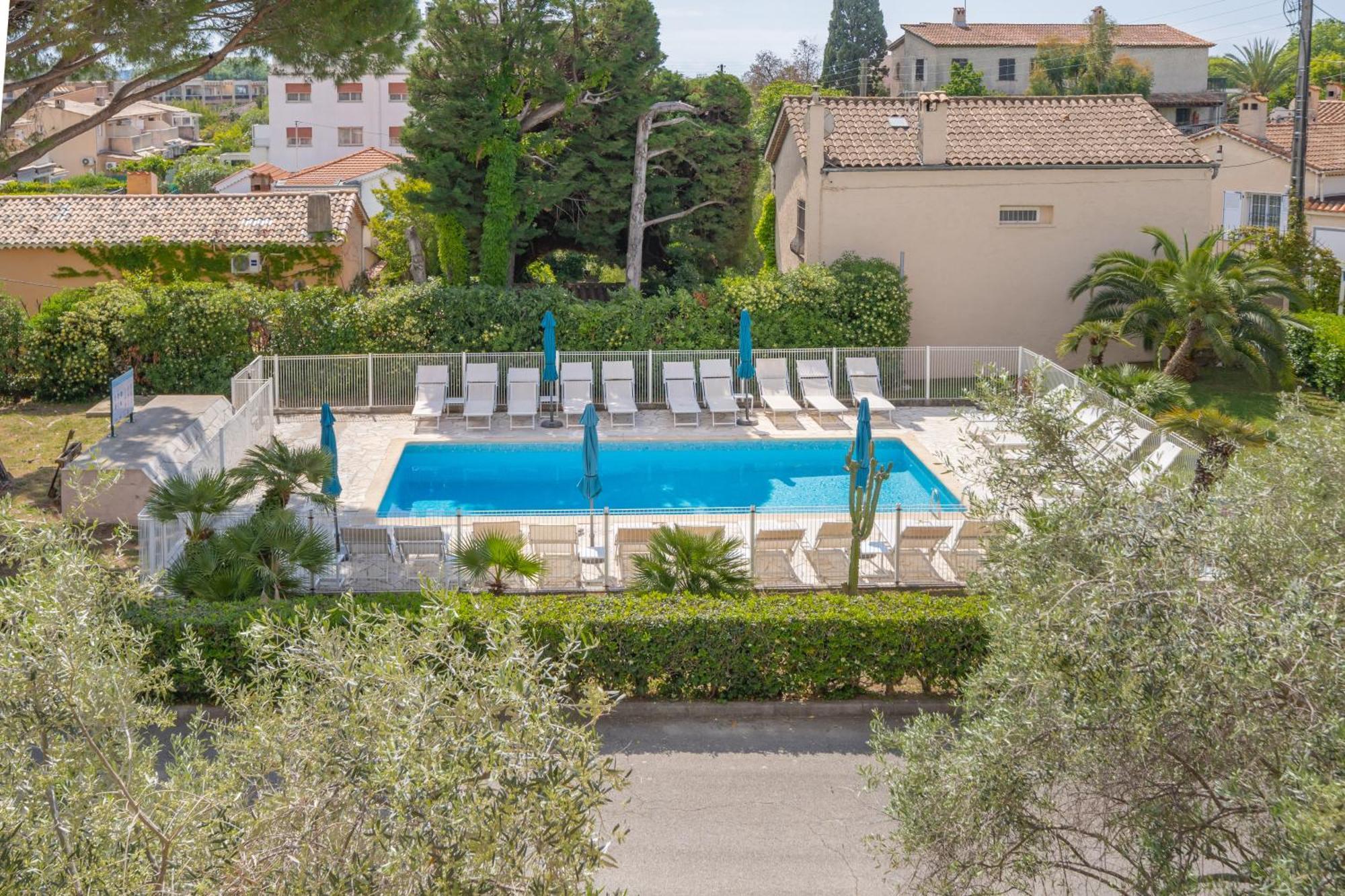 Oasis Riviera Apartment